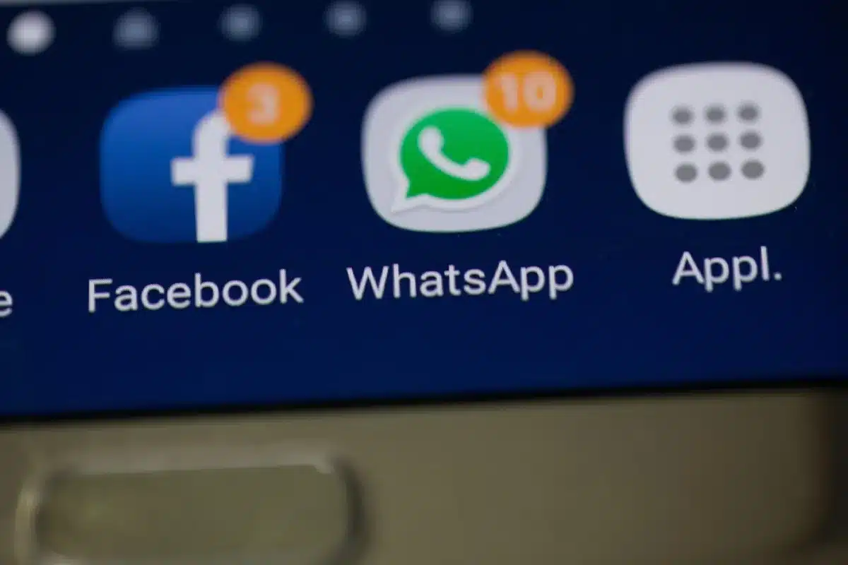 Mãos a segurar um telemóvel com publicação de anúncio desportivo na rede social