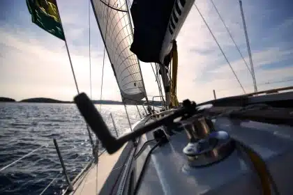 Convés de um navio de investigação com antenas e bóias ao largo