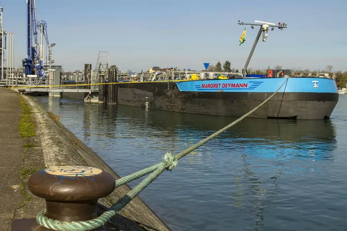 Navios-tanque na rota do estreito de Ormuz, representando pressão sobre oferta mundial