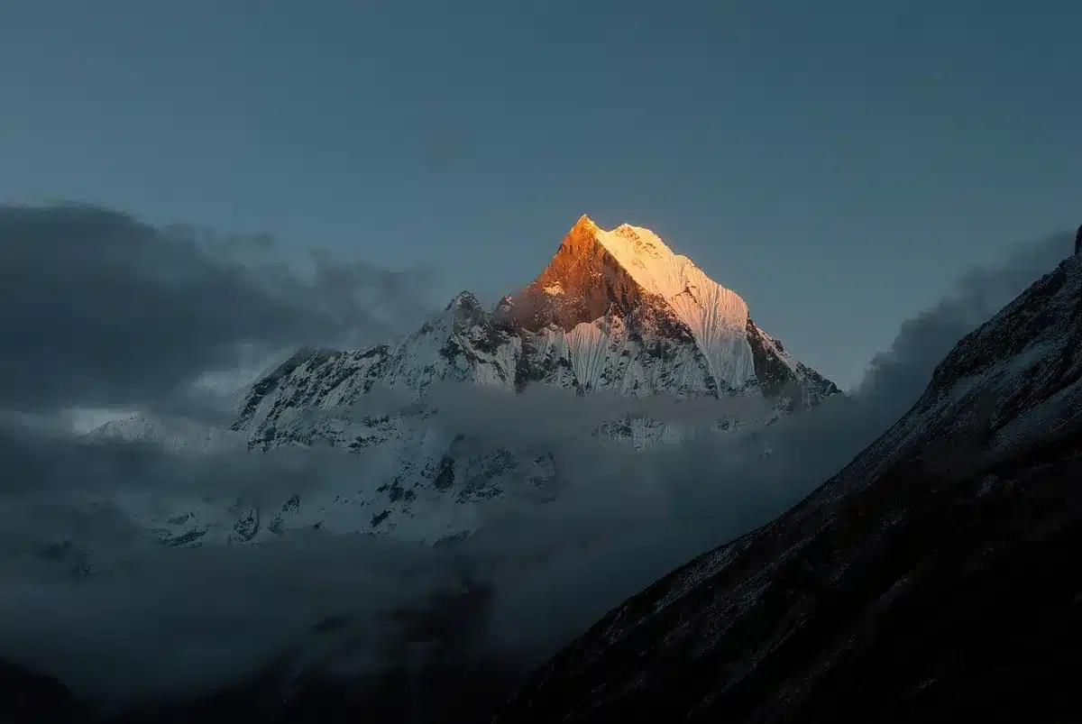 Grupo de alpinistas e trabalhadores locais junto a tendas de expedição