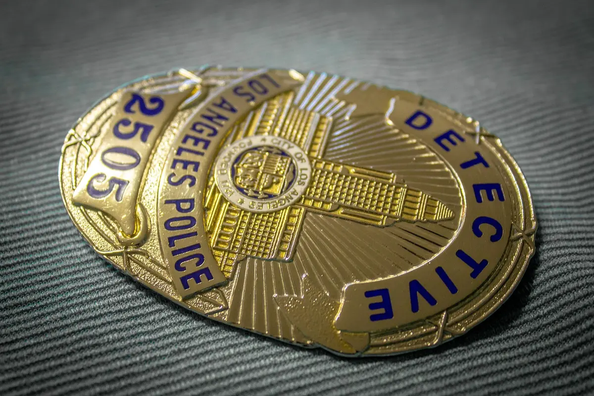 Agentes junto a montras danificadas e escudo antimotim