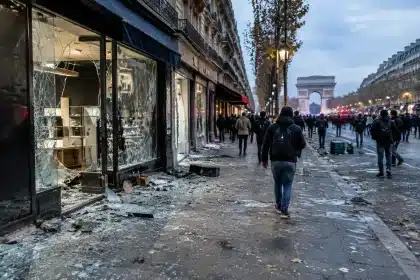 Sábado em França: 1.800 presos e 500 polícias feridos; autoridades condenam violência