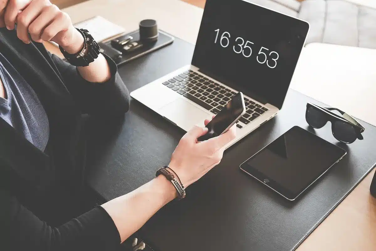 Conceito de tablet dobrável grande aberto em mesa
