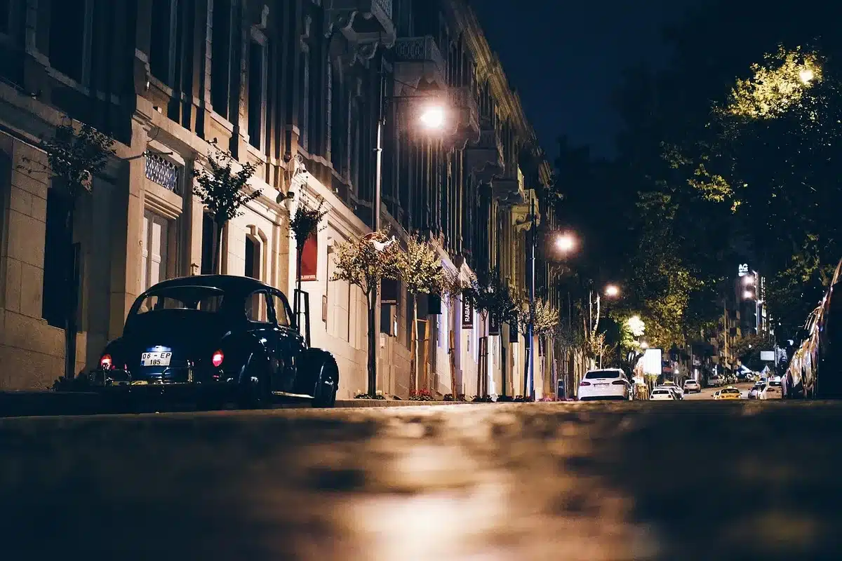 Rua urbana com árvore seca e pavimento rachado devido ao calor