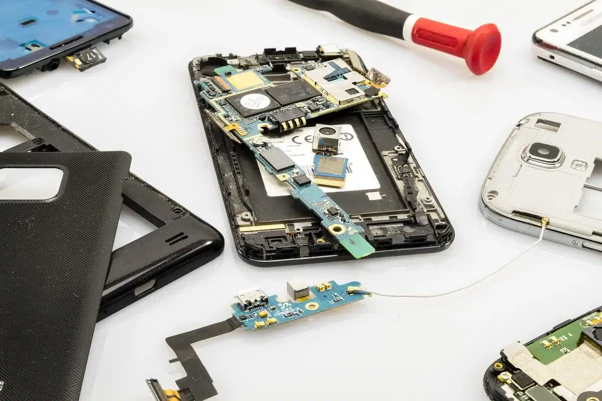 Técnicos trabalhando numa antena satélite enquanto restabelecem ligação