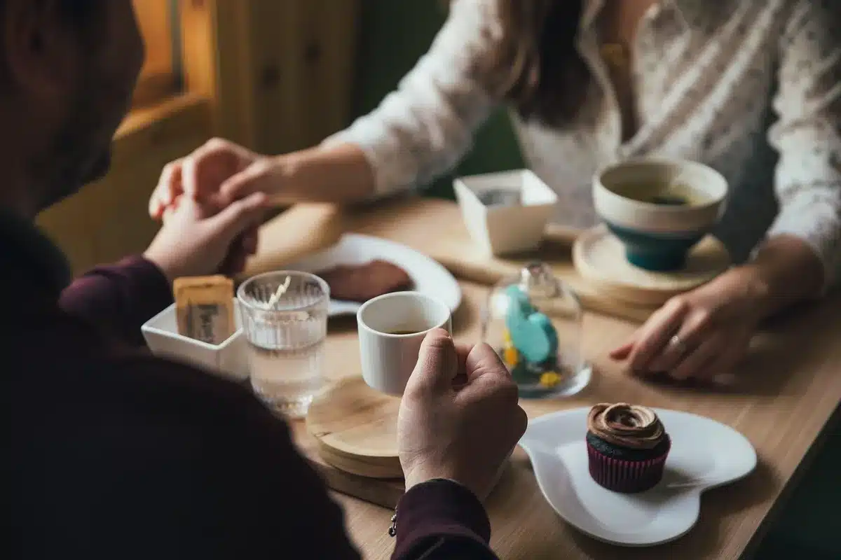 Executivos de tecnologia reunidos à mesa durante um almoço de trabalho