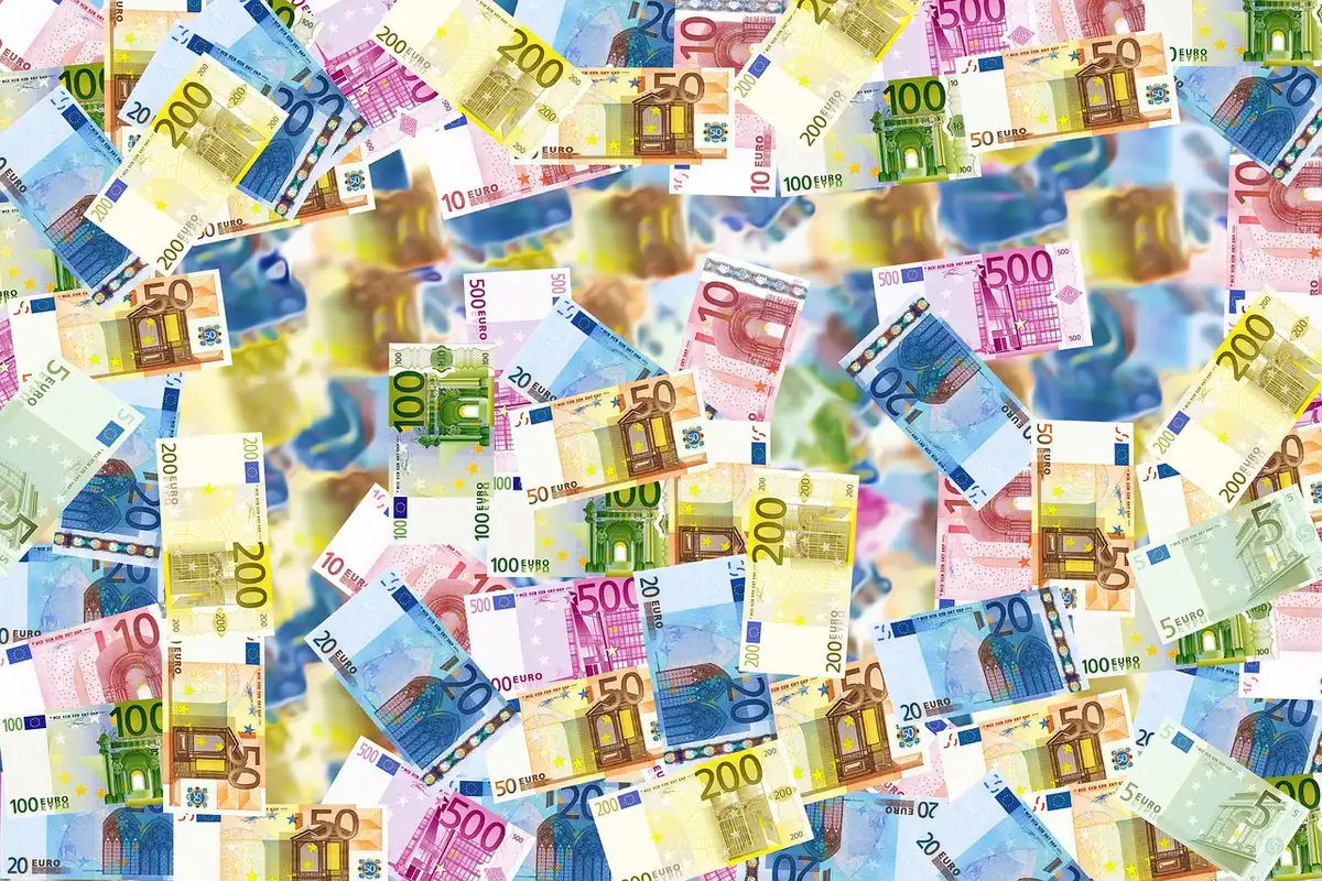 Panfleto ou folheto com referência a salário mínimo e euros