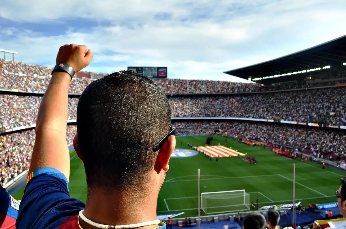 Estádio do Rio Ave com bancada e relvado vazio visto de longe
