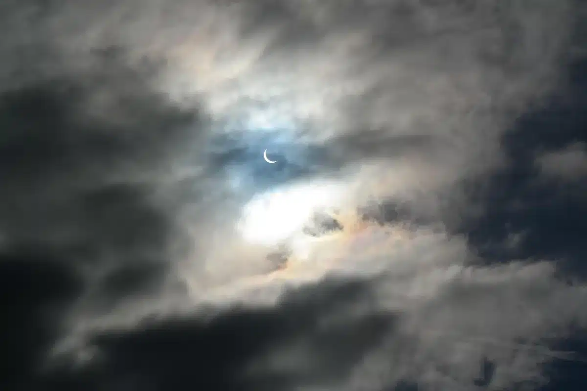 Pessoas anónimas num convés observando o céu durante um eclipse