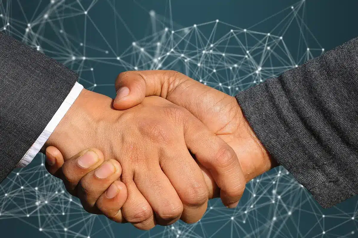 Documentos e contratos de transferência em cima de uma mesa