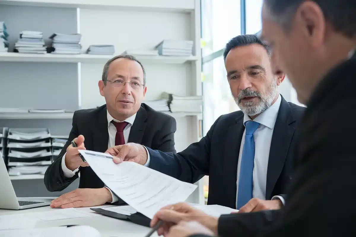 Reunião de direção a analisar contas e plano orçamental